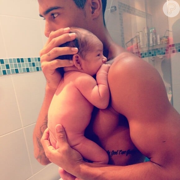 Micael Borges leva o filho para tomar banho: 'Ele gosta de chuveiro'