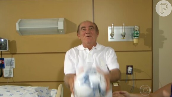 Renato Aragão joga bola no hospital após sofrer infarto e tranquiliza fãs