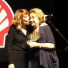 Homenageada da noite, Eva Wilma ganha beijo Renata Sorrah no Prêmio Shell de Teatro em São Paulo