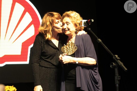 Homenageada da noite, Eva Wilma ganha beijo Renata Sorrah no Prêmio Shell de Teatro em São Paulo