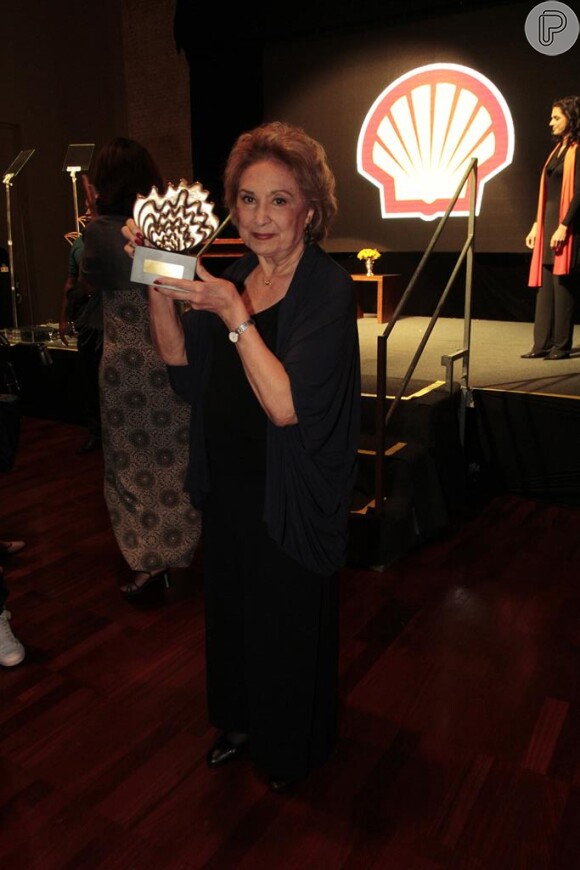 Eva Wilma recebe prêmio de teatro pelos 60 anos de carreira em São Paulo