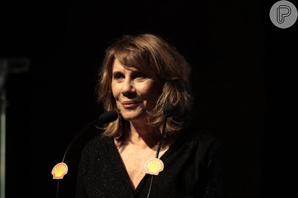 Renata Sorrah é mestre de cerimônia de Prêmio Shell de Teatro em São Paulo