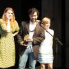 Luiza Lemmertz, filha de Julia Lemmertz, subiu ao palco para receber o prêmio de melhor diretor da peça 'Nossa Cidade' junto com o elenco da peça
