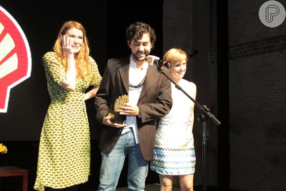 Luiza Lemmertz, filha de Julia Lemmertz, subiu ao palco para receber o prêmio de melhor diretor da peça 'Nossa Cidade' junto com o elenco da peça