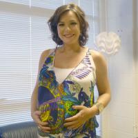 Regiane Alves engorda 14kg na gravidez e elogia Regina Duarte: 'Ótima companhia'