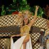 Helô exibiu as belas pernas no Carnaval de 2012. A mãe de Ticiane Pinheiro foi destaque da Águia de Ouro