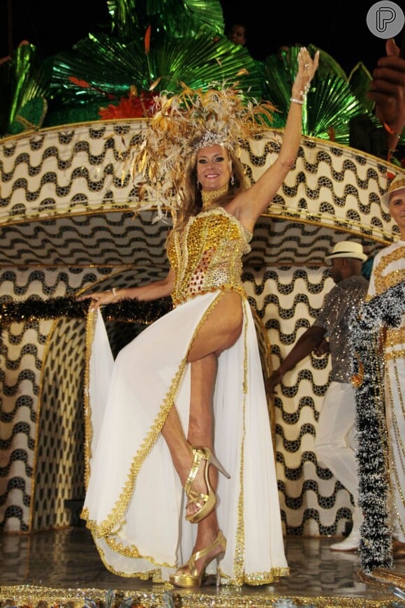 Helô exibiu as belas pernas no Carnaval de 2012. A mãe de Ticiane Pinheiro foi destaque da Águia de Ouro