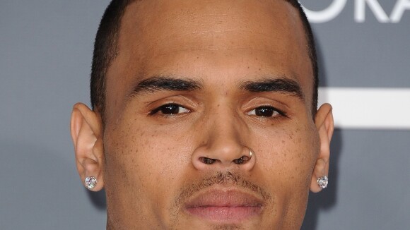 Chris Brown oferece dinheiro para homem que ele agrediu retirar o processo