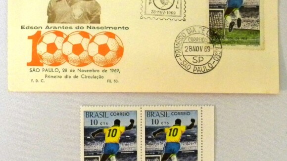 Leilão de objetos com a imagem de Pelé vende figurinha por R$ 220