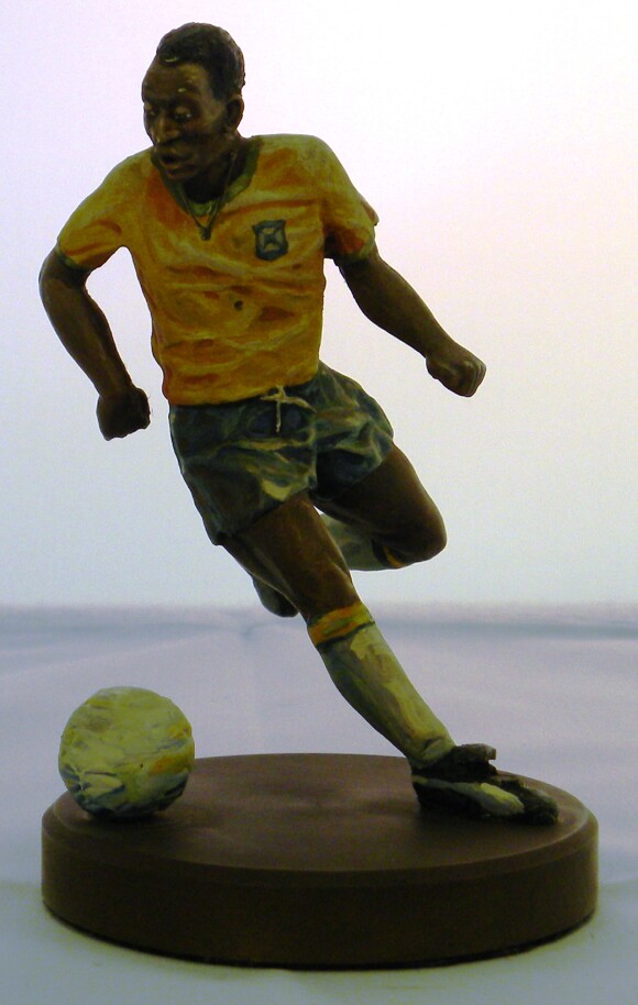 Uma estátua em metal de Pelé ainda está à venda, com lance inicial de R$ 1,2 mil
