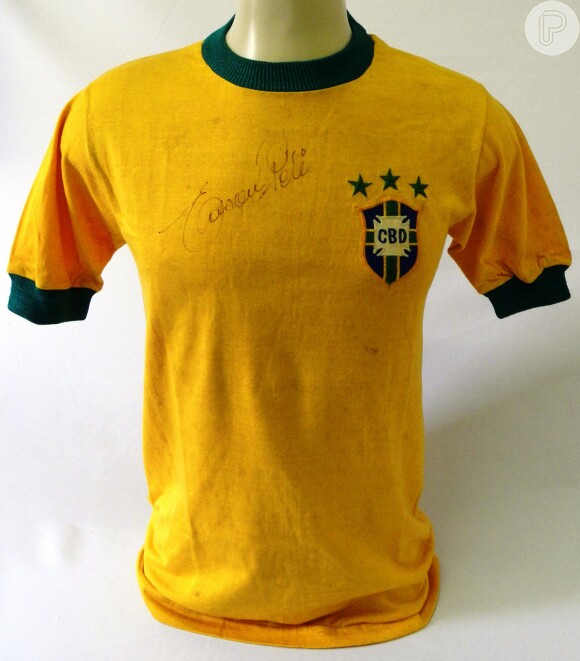 A camisa usada e autografada por Pelé é a peça mais cara e ainda está à venda