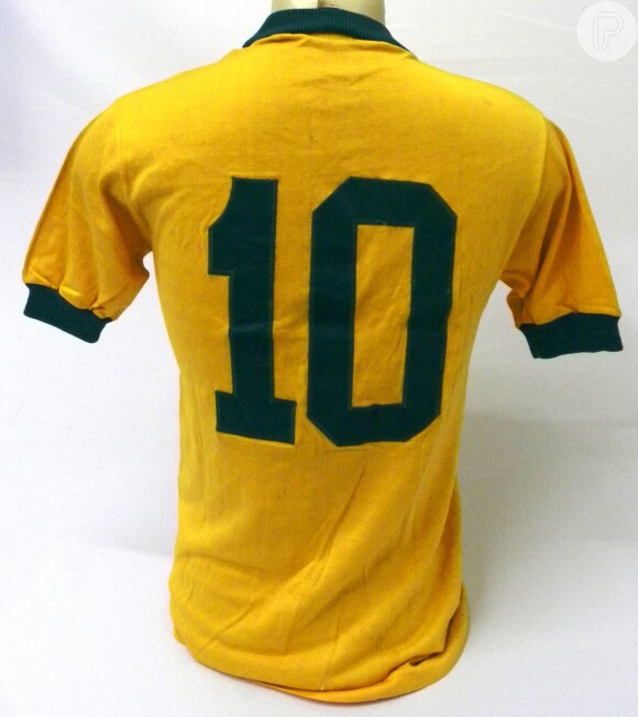 A camisa usada e autografada por Pelé tem lance inicial de R$ 4 mil