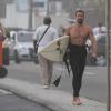 Cauã Reymond exibe corpo tatuado e posa sorridente com fãs em dia de surfe, nesta sexta-feira, 21 de março de 2014, na praia da Barra da Tijuca, Zona Oeste do Rio de Janeiro