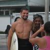 Cauã Reymond exibe corpo tatuado e posa sorridente com fãs em dia de surfe, nesta sexta-feira, 21 de março de 2014, na praia da Barra da Tijuca, Zona Oeste do Rio de Janeiro