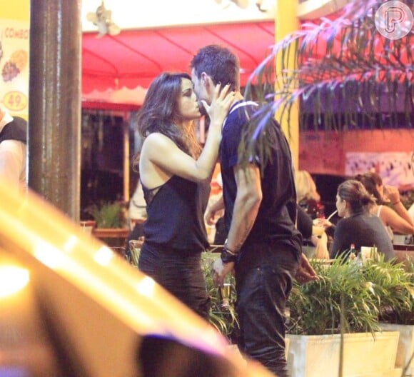 Nanda Costa e Davi Peduti foram flagrados aos beijos em novembro de 2013