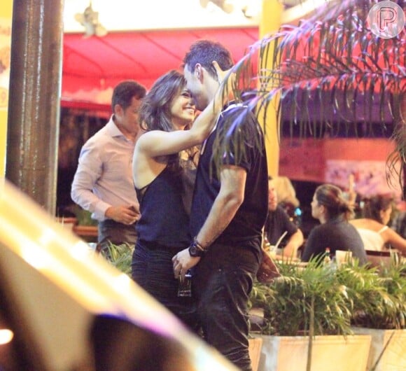 Nanda Costa e Davi Peduti se beijaram em um bar localizado no bairro do Leblon
