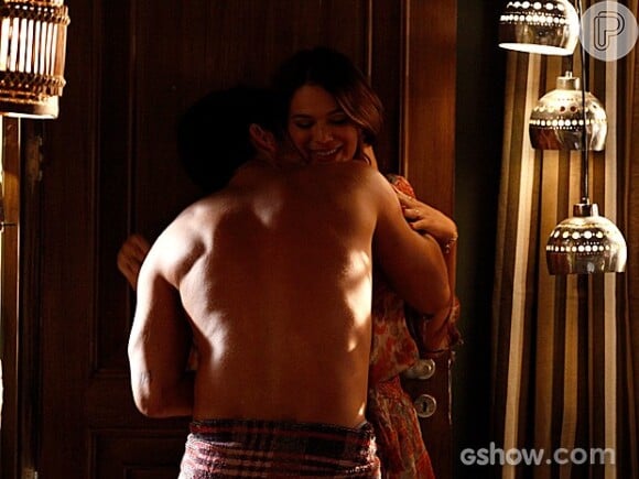 'Em Família': Luiza (Bruna Marquezine) flagra André (Bruno Gissoni) só de toalha e vai para a cama com o namorado (24 de março de 2014)