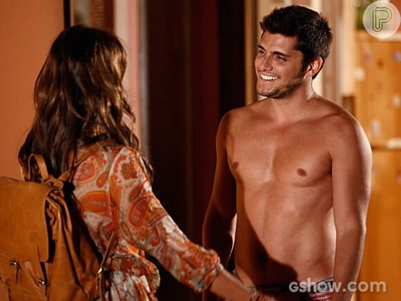 'Em Família': André (Bruno Gissoni) abre a porta só de toalha e surpreende Luiza (Bruna Marquezine)