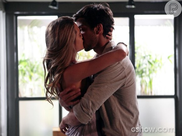 Lili (Juliana Paiva) beija Marlon (Rodrigo Lombardi) e passa o efeito da máquina da felicidade, em 'Além do Horizonte', em 31 de março de 2014