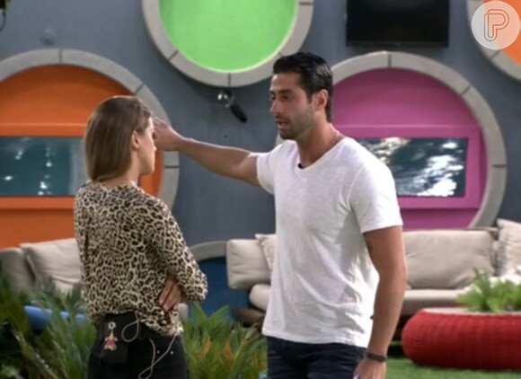 Marcelo aproveitou o momento 'Lavanderia' da noite de segunda-feira, 24 de março de 2014, no 'Big Brother Brasil', para confessar que ainda sente algo a mais por Angela