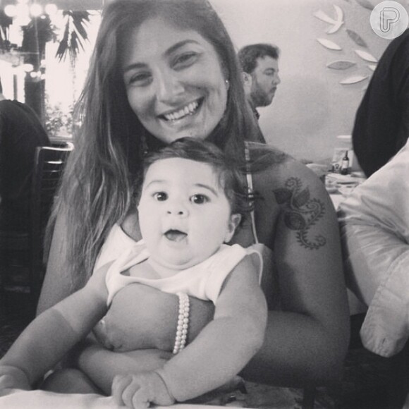 Juliana Paes batizou o filho Antonio, de oito meses, em um mosteiro no Rio de Janeiro; irmã da atriz postou foto com o sobrinho