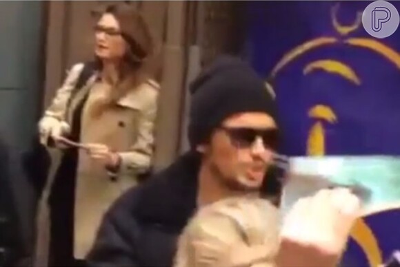Thaila Ayala e James Franco foram flagrados saindo do teatro onde o ator está em cartaz com 'Of Mice and Men' em Nova York, em 23 de março de 2014