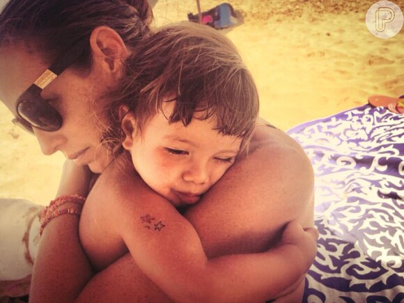 Dom nos braços da mamãe Luana Piovani após um cansativo dia de praia