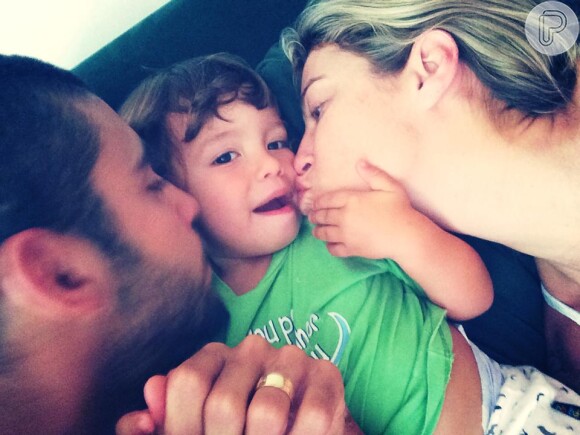 Luana Piovani e Pedro Scooby cobriram o filho, Dom, de beijos no seu aniversário de 2 anos