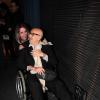 Ex-marido de Bárbara Paz, Hector Babenco vai à pré-estreia de peça de cadeira de rodas