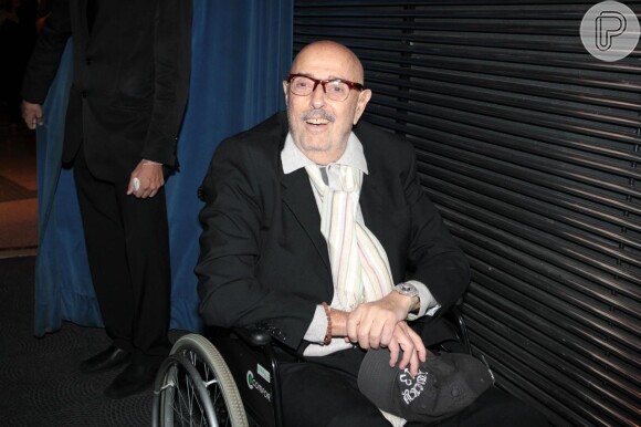 Ex-marido de Bárbara Paz, Hector Babenco vai à pré-estreia de peça de cadeira de rodas