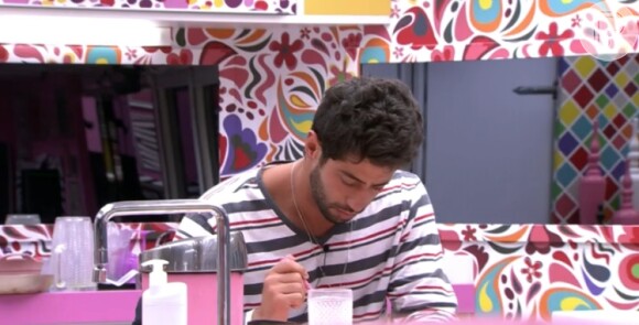 Marcelo toma café da manhã após dormir em seguida da prova do 'BBB 14' e reclama que não está bem: 'E não é de hoje'
