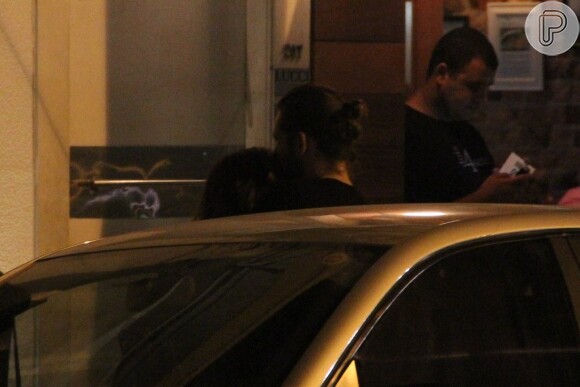 Tainá Müller troca beijos com o marido em noite no Leblon, no Rio de Janeiro na noite desta sexta-feira, 28 de março de 2014
