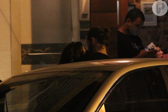 Tainá Müller troca beijos com o marido em noite no Leblon, no Rio de Janeiro, nesta sexta-feira, 28 de março