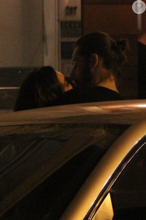 Tainá Müller troca beijos com o marido em noite no Leblon, no Rio de Janeiro