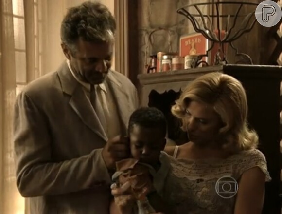 Iolanda (Carolina Dieckmann) já estava cuidando de Tiaguinho enquanto a mãe do menino trabalhava, em 'Joia Rara'