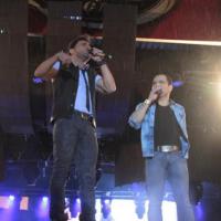 Zezé di Camargo tira água do palco com rodo durante show: 'Cena inusitada'