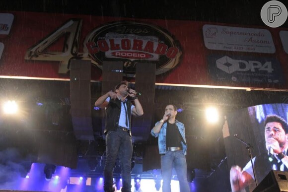 Zezé di Camargo e Luciano apresentaram o show do álbum 'Teorias' na da 40° Festa do Peão de Boiadeiro de Colorado, no Paraná, em 29 de março de 2013