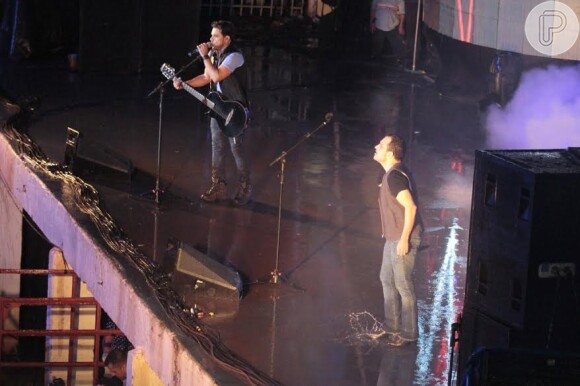 Zezé di Camargo e Luciano ficaram com o palco alagado durante show no Paraná