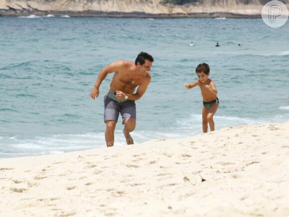 Fofos: Rodrigo Lombardi e Luiz Felipe Mello brincam de correr na areia da praia