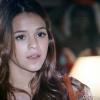 Luiza (Bruna Marquezine) tenta negar para Chica (Natália do Vale) que esteja acontecendo algo entre ela e Laerte (Gabriel Braga Nunes), na novela 'Em Família'