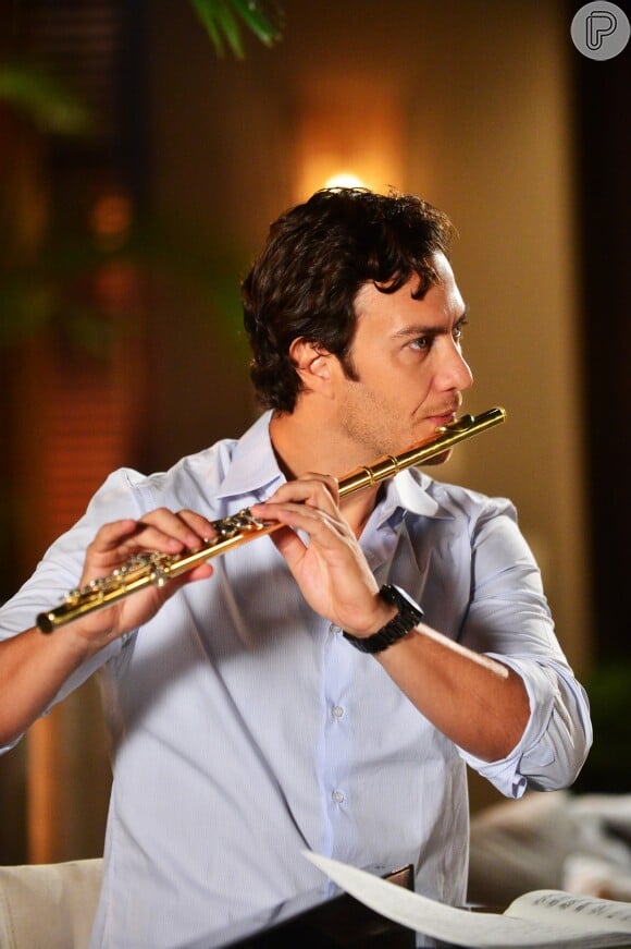 Luiza (Bruna Marquezine) faz aula de flauta com Laerte (Gabriel Braga Nunes) escondida da família, na novela 'Em Família'