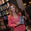 Maitê Proença prestigia lançamento do livro 'Antes que eu morra', do jornalista Luis Erlanger, em livraria do Rio de Janeiro, em 1 de abril de 2014