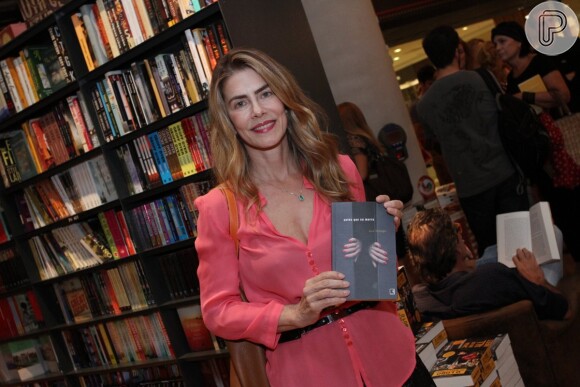 Maitê Proença prestigia lançamento do livro 'Antes que eu morra', do jornalista Luis Erlanger, em livraria do Rio de Janeiro, em 1 de abril de 2014