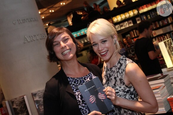 Mariana Ximenes e Maria Paula prestigiam lançamento do livro 'Antes que eu morra', do jornalista Luis Erlanger, em livraria do Rio de Janeiro, em 1 de abril de 2014