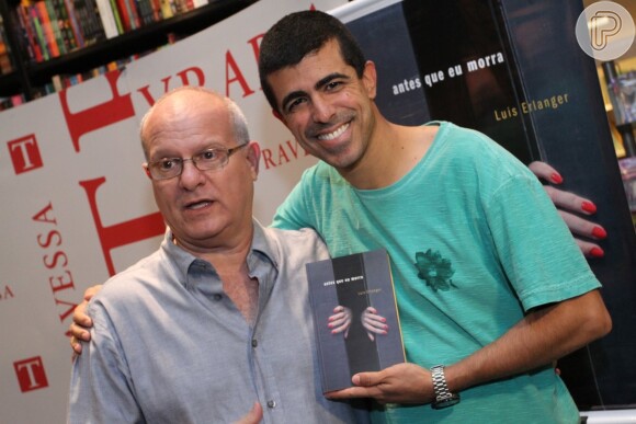 Marcius Melhem prestigia lançamento do livro 'Antes que eu morra', do jornalista Luis Erlanger, em livraria do Rio de Janeiro, em 1 de abril de 2014