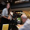 Deborah Secco garante exemplar autografado do livro 'Antes que eu morra', do jornalista Luis Erlanger, em livraria do Rio de Janeiro, em 1 de abril de 2014