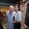 Deborah Secco prestigia lançamento do livro 'Antes que eu morra', do jornalista Luis Erlanger, em livraria do Rio de Janeiro, em 1 de abril de 2014