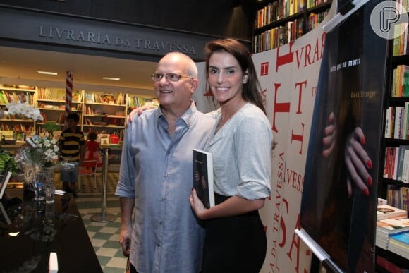 Deborah Secco prestigia lançamento do livro 'Antes que eu morra', do jornalista Luis Erlanger, em livraria do Rio de Janeiro, em 1 de abril de 2014