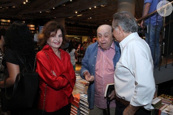 Rosamaria Murtinho e Mauro Mendonça prestigiam lançamento do livro 'Antes que eu morra', do jornalista Luis Erlanger, em livraria do Rio de Janeiro, em 1 de abril de 2014