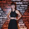 Maria Casadevall aposta em look despojado para ir à festa promovida pela Nextel em São Paulo; atriz usou conjuntinho de top e saia, meia-calça e tênil All Star vermelho